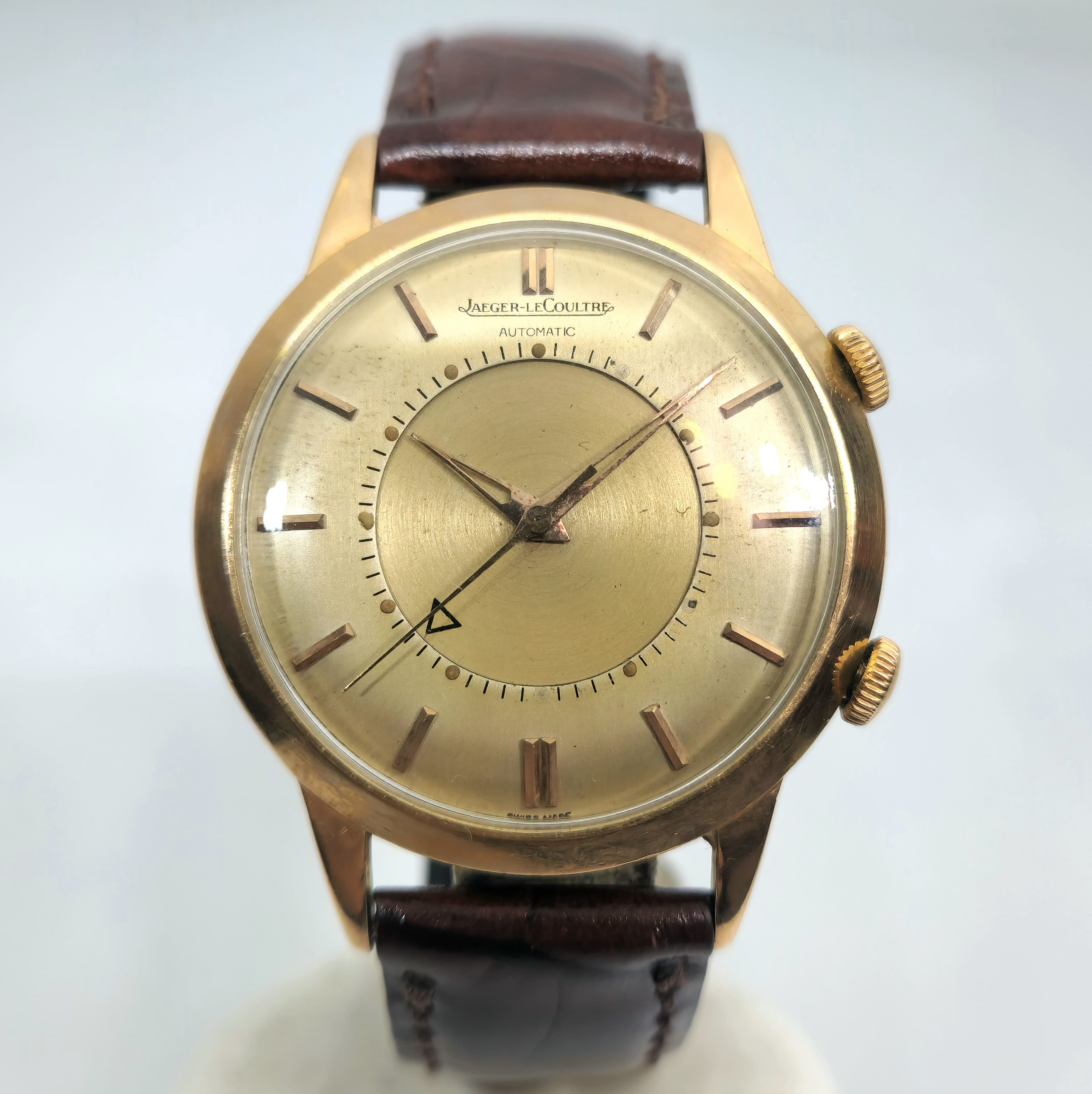 Reloj Jaeger-LeCoultre Memovox automático en oro rosa con esfera champagne y correa marrón en Joyería Recoleta