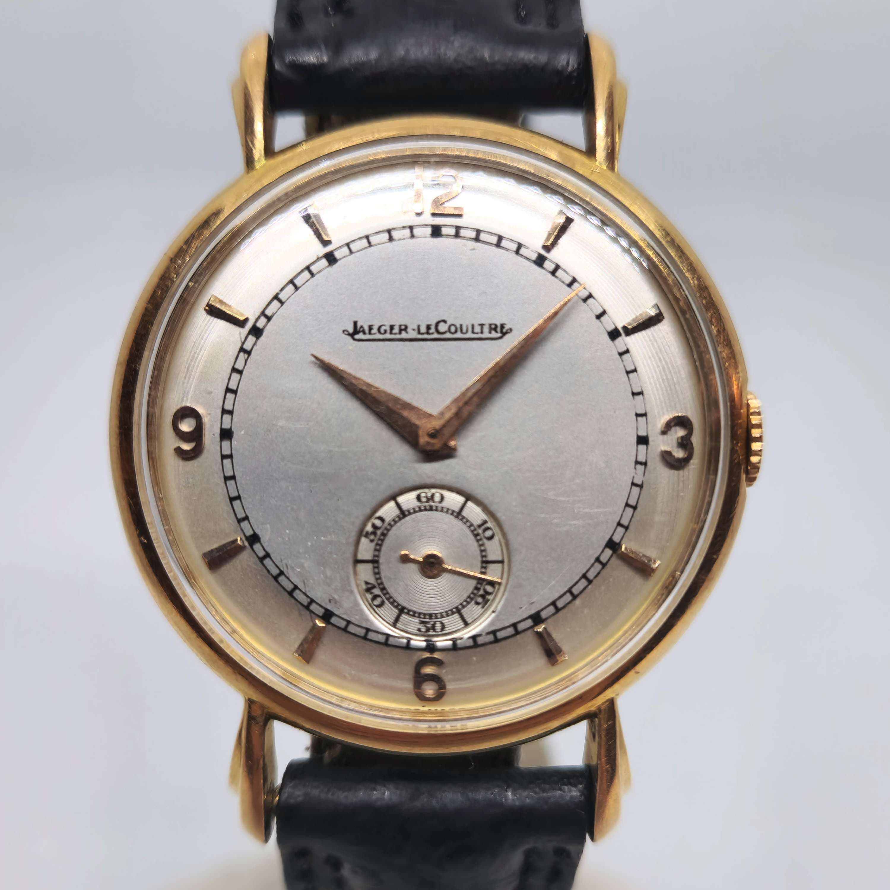 Reloj Jaeger-LeCoultre vintage en oro amarillo con segundero pequeño y correa negra en Joyería Recoleta