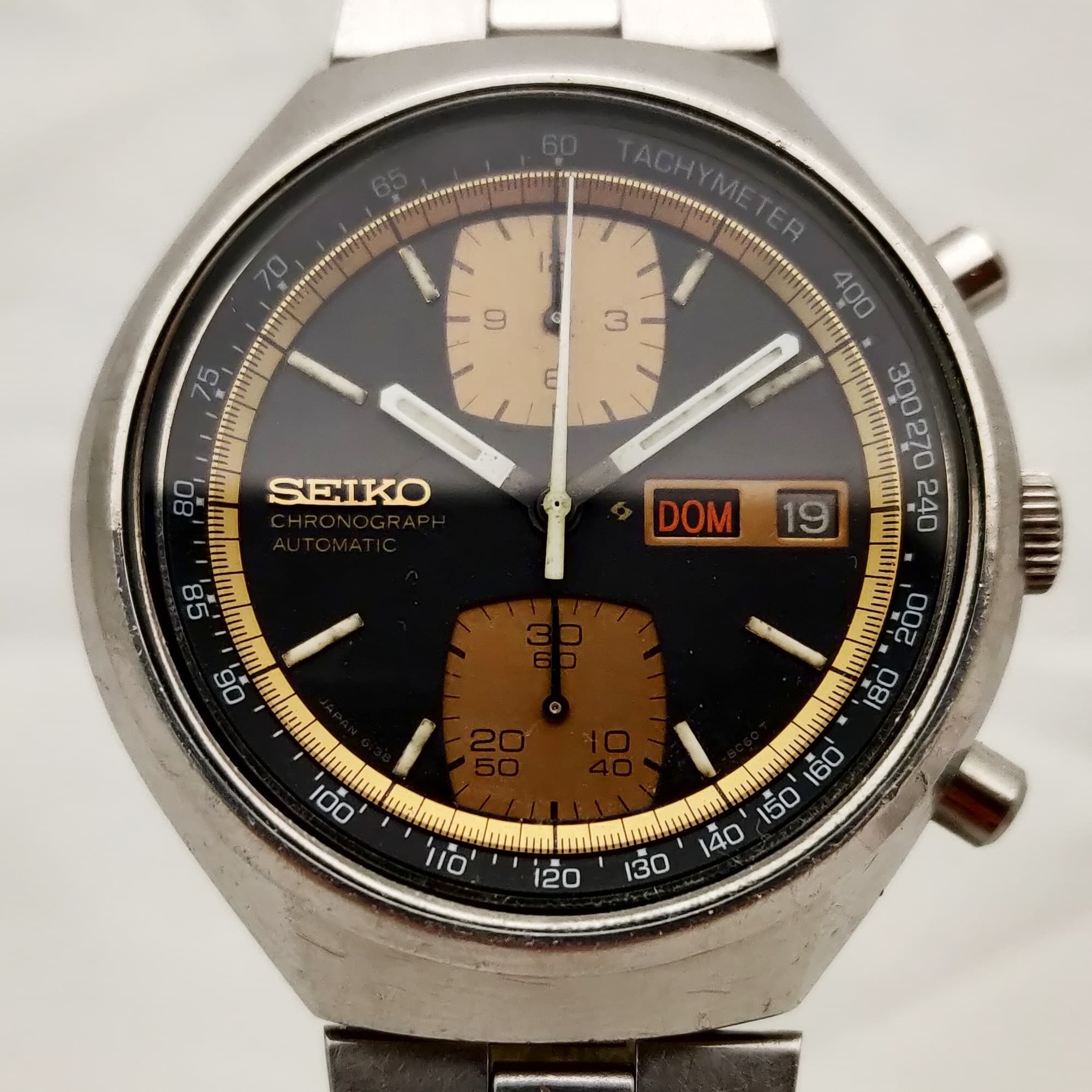 Reloj cronógrafo automático Seiko JPS 6138-8030 acero con esfera negra y dorada en Joyería Recoleta
