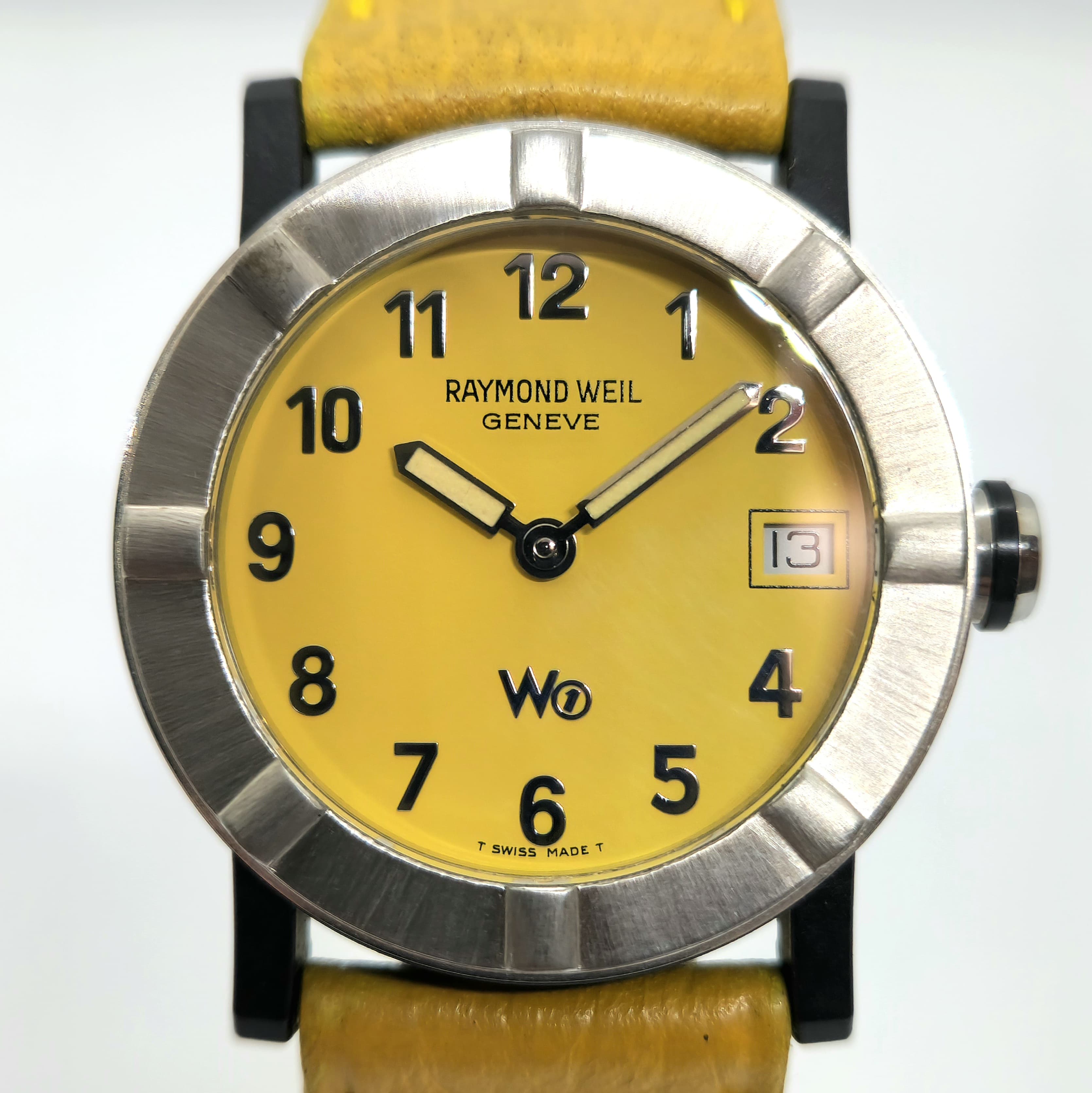 Reloj Raymond Weil W1 acero con esfera amarilla y malla cuero en Joyería Recoleta