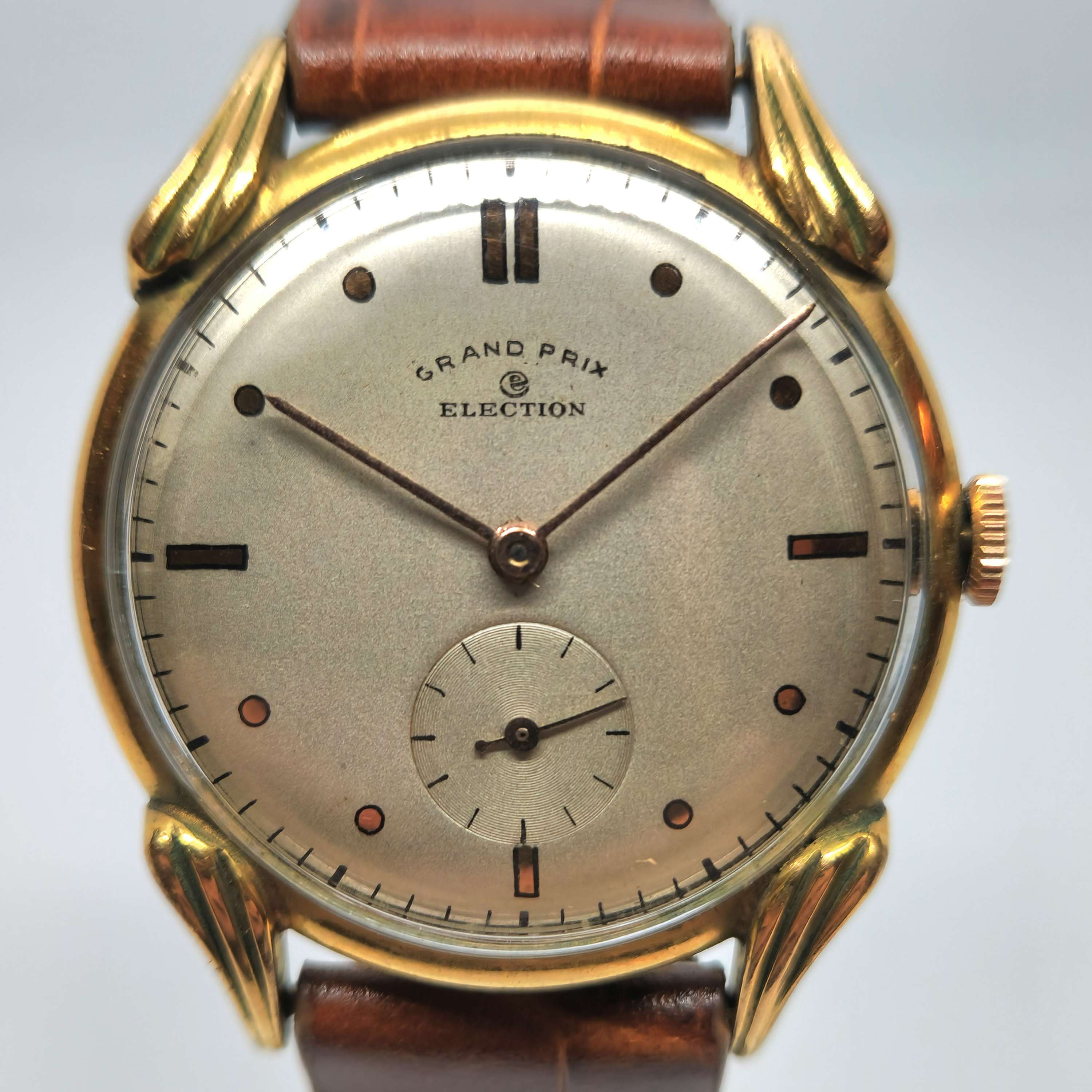 Reloj vintage Election Grand Prix enchapado en oro con segundero y correa marrón en Joyería Recoleta