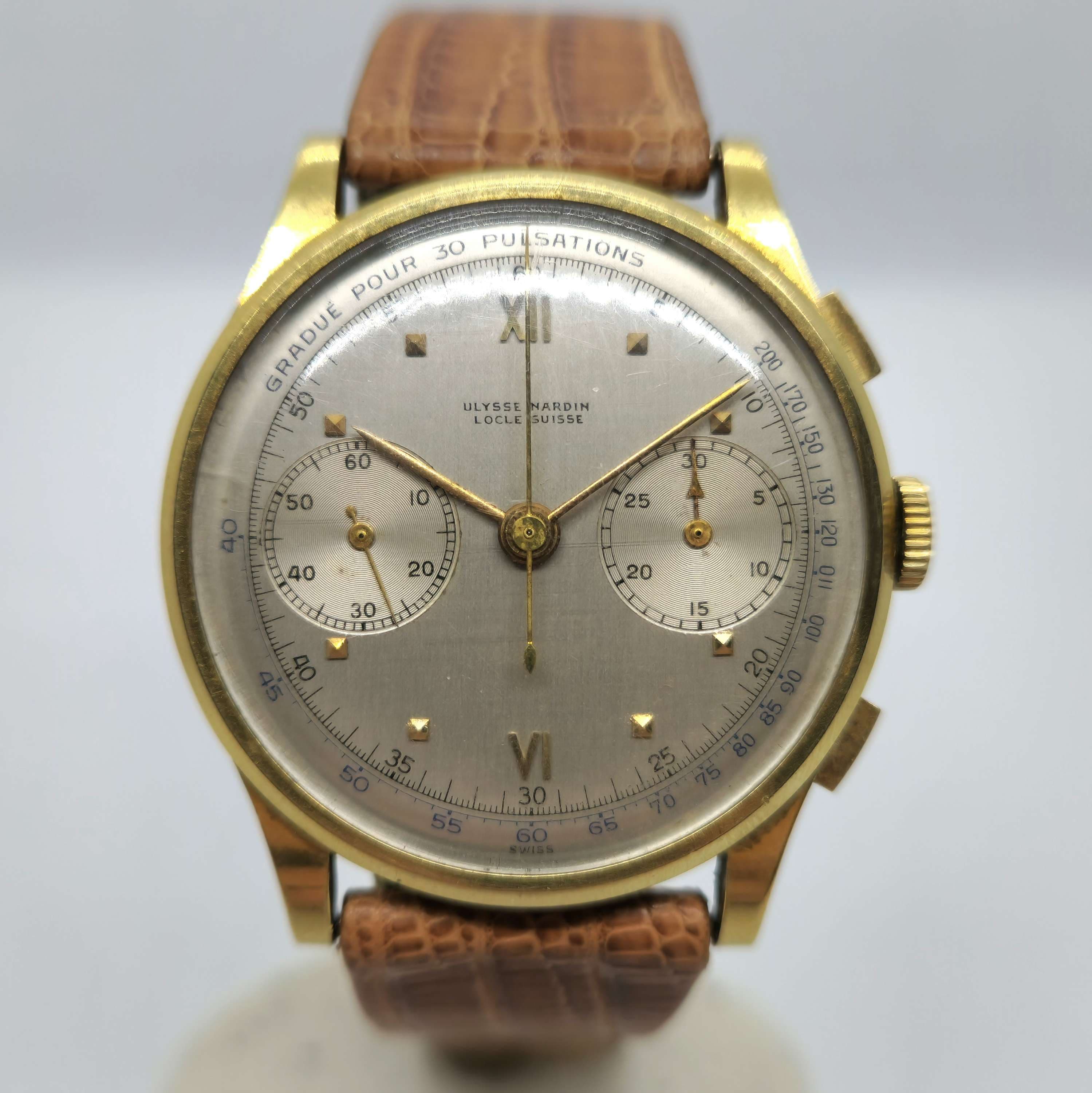 Reloj cronógrafo Ulysse Nardin ref. 8008 en oro amarillo con esfera pulsómetro y correa de cuero marrón en Joyería Recoleta.
