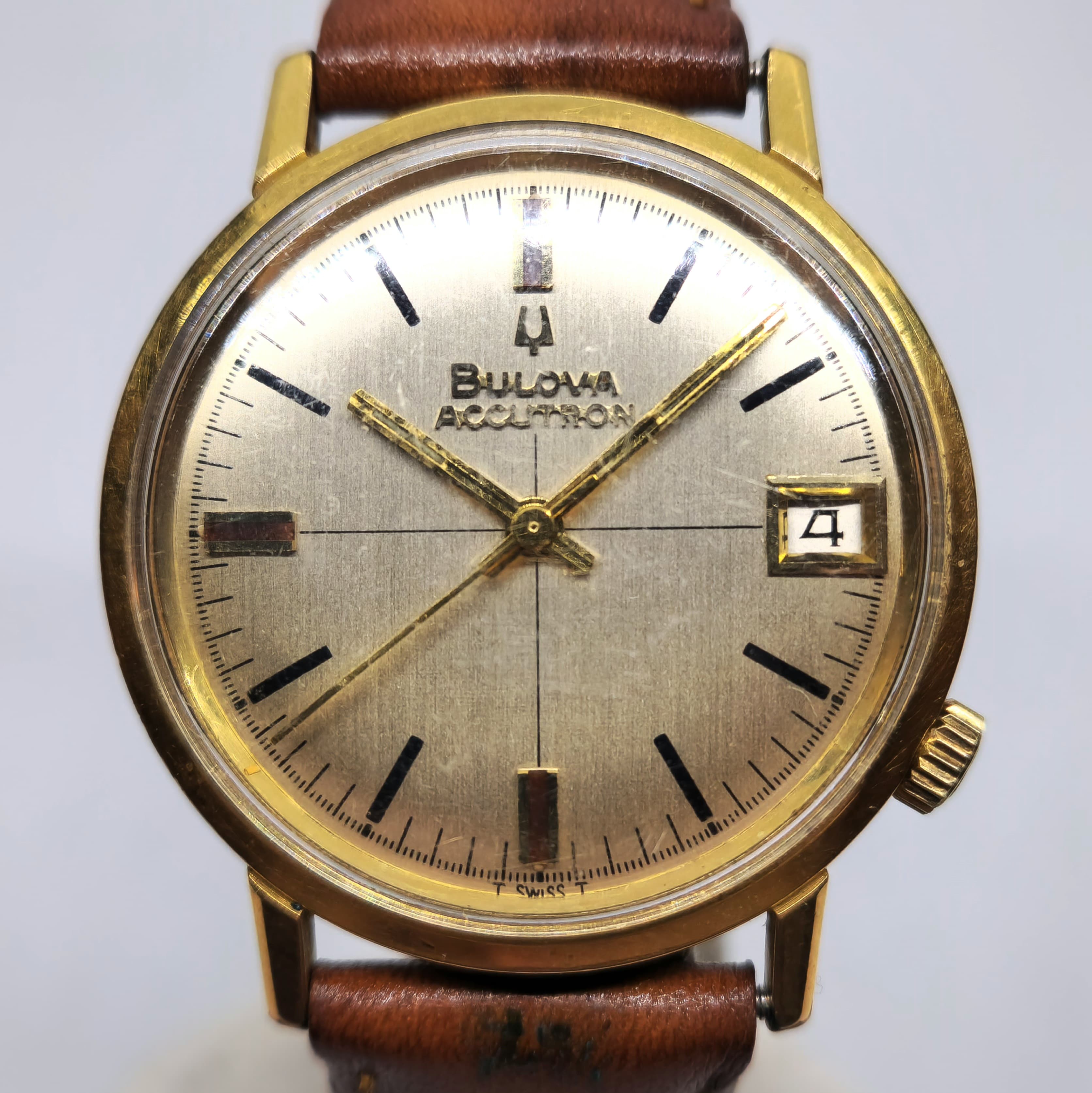 Reloj Bulova Accutron vintage enchapado en oro con correa marrón y fecha en Joyería Recoleta