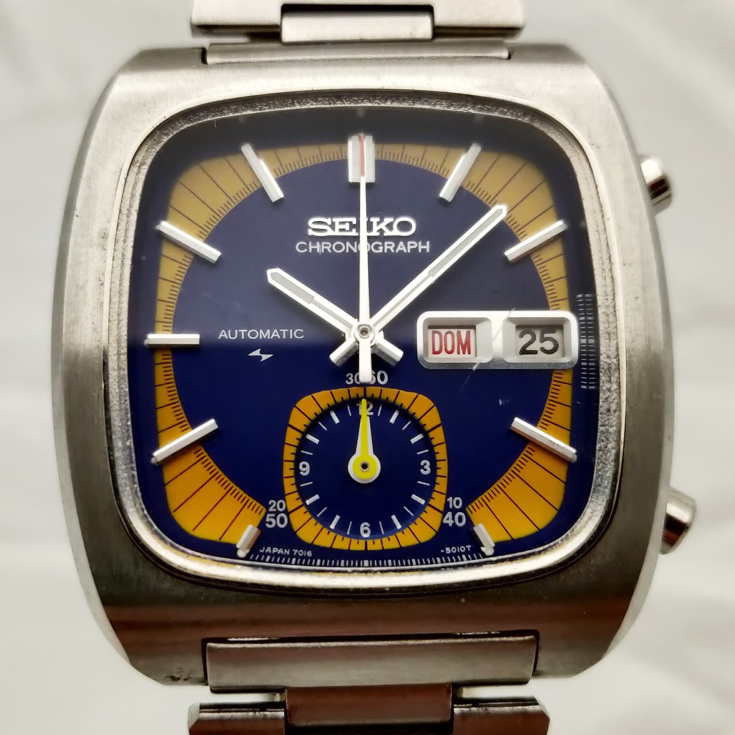 Reloj Seiko Chronograph automático acero azul y dorado con subdial años 70 en Joyería Recoleta