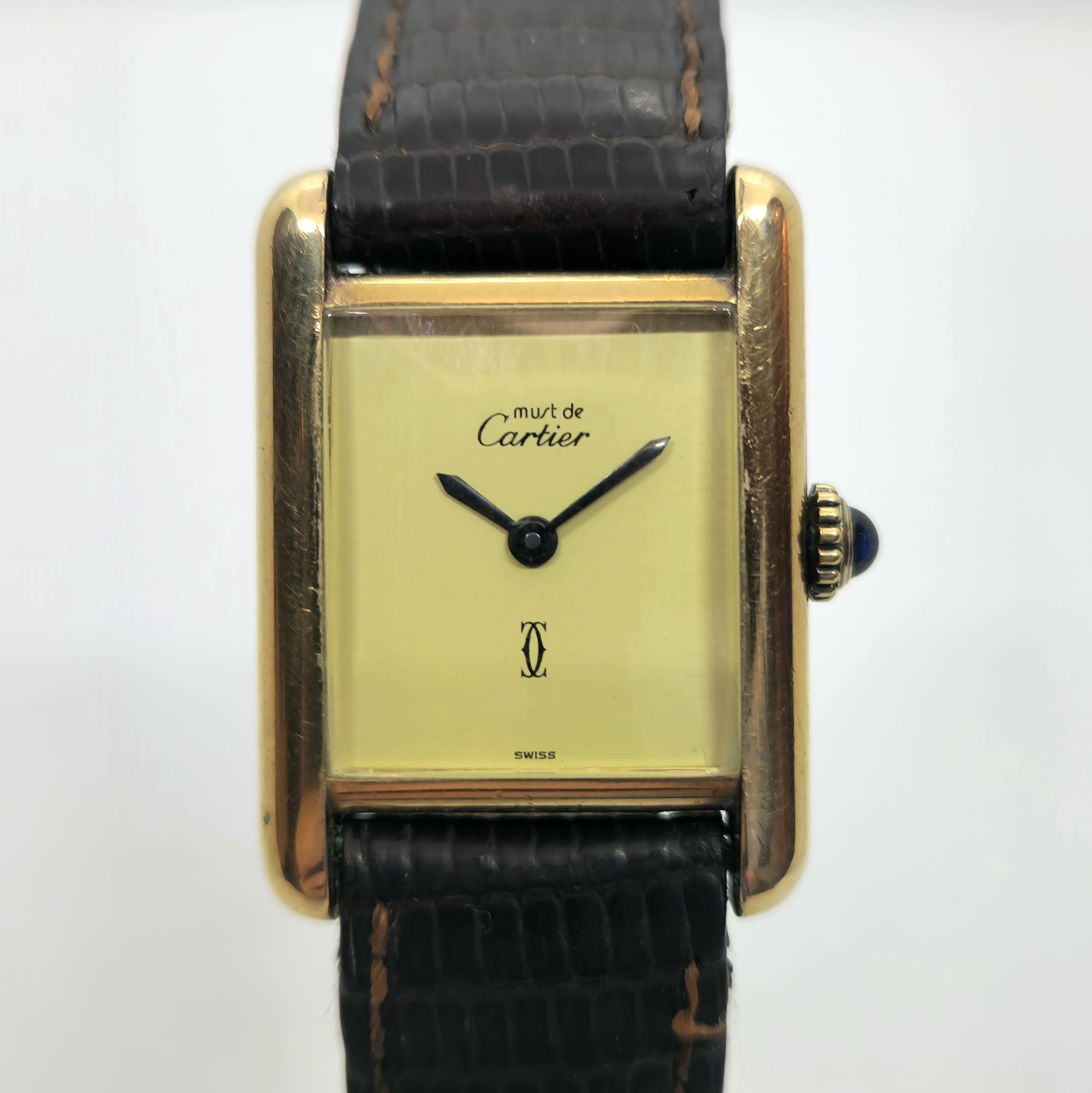 Reloj Must de Cartier Tank Vermeil dama en plaqué oro con esfera champagne y correa de cuero negro en Joyería Recoleta