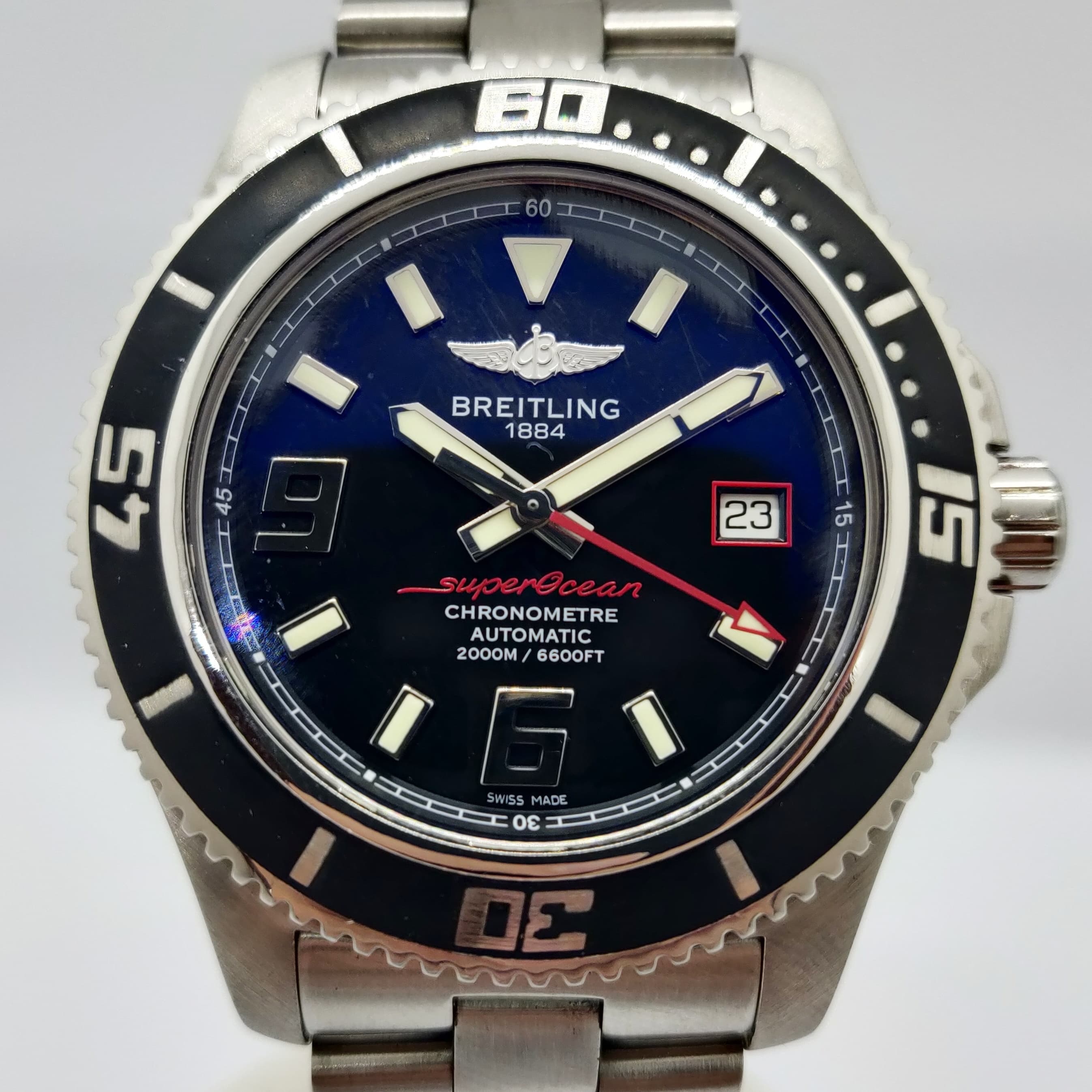 Reloj Breitling Superocean automático en acero con bisel negro y esfera azul marino en Joyería Recoleta.