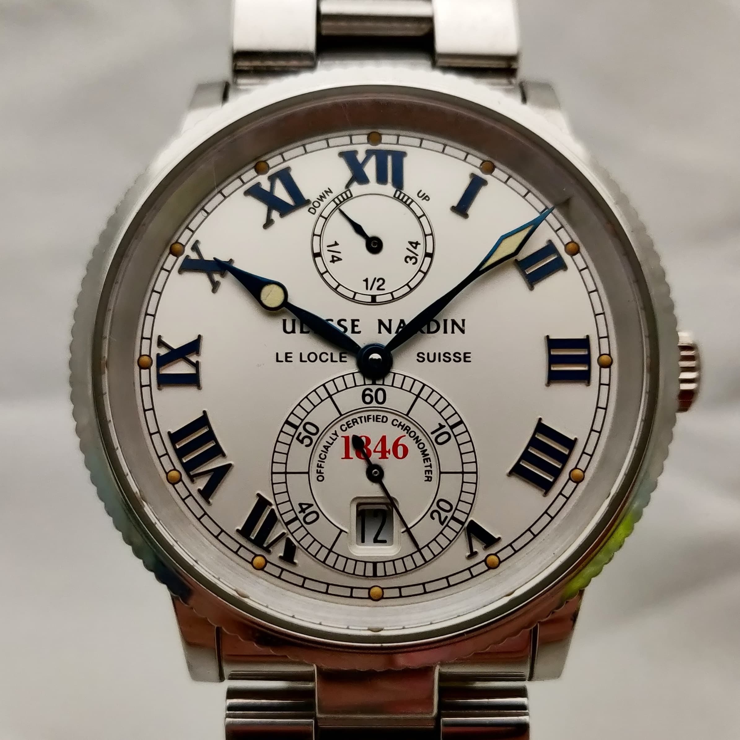 Reloj Ulysse Nardin Marine acero plateado con esfera blanca y números romanos azules en Joyería Recoleta