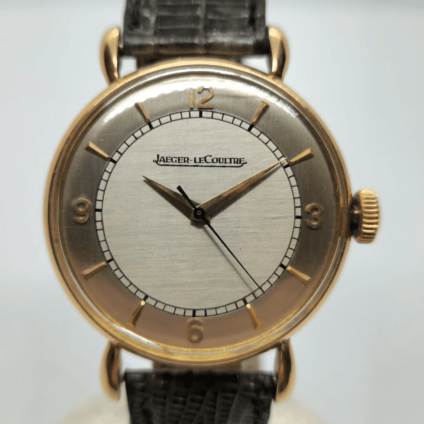 Reloj Jaeger-LeCoultre vintage en oro amarillo con esfera plateada y correa de cuero en Joyería Recoleta
