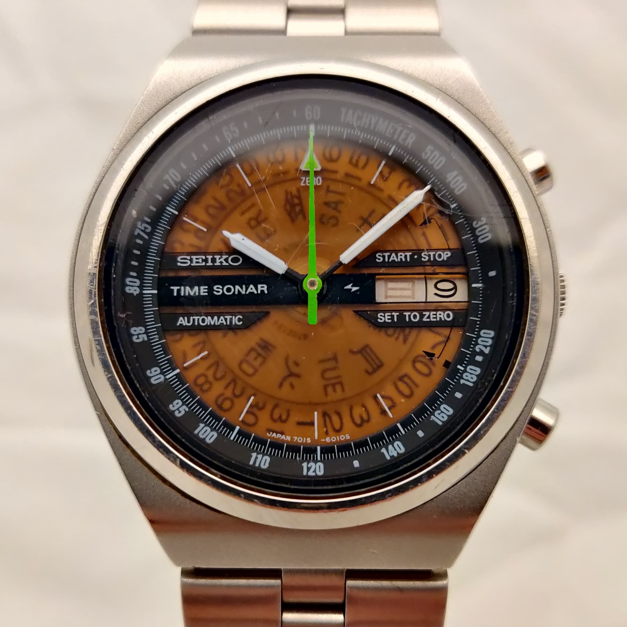 Reloj Seiko Time Sonar automático en acero con esfera naranja y taquímetro, en Joyería Recoleta.