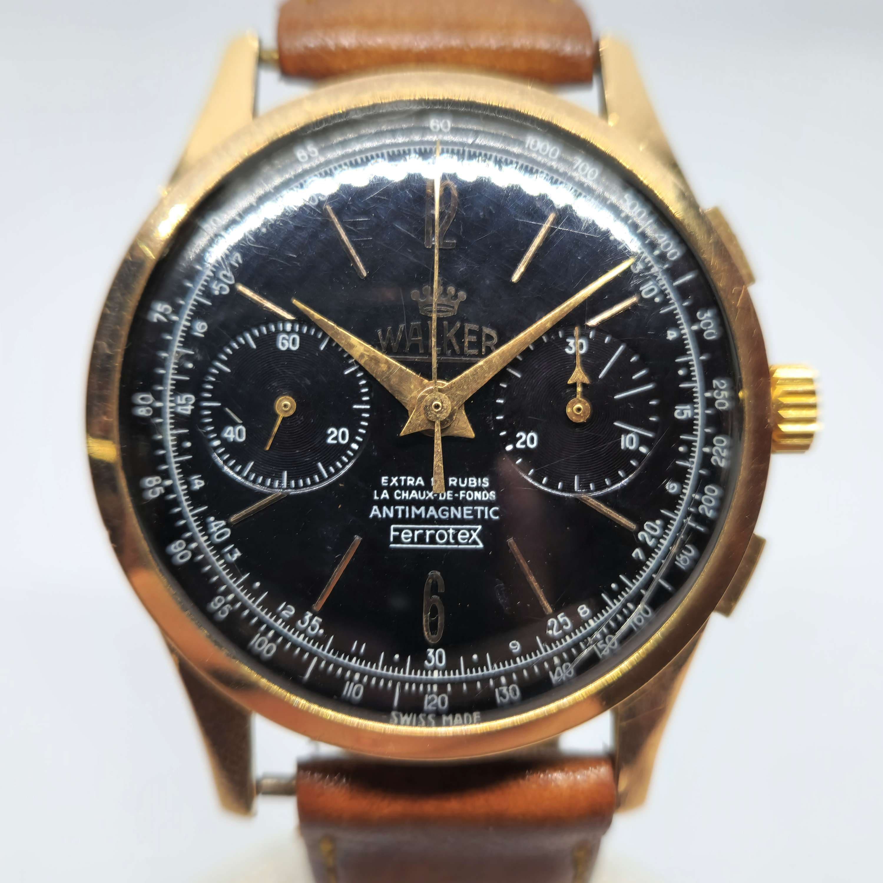 Reloj cronógrafo Walker vintage chapado en oro rosa con esfera negra y correa cuero en Joyería Recoleta
