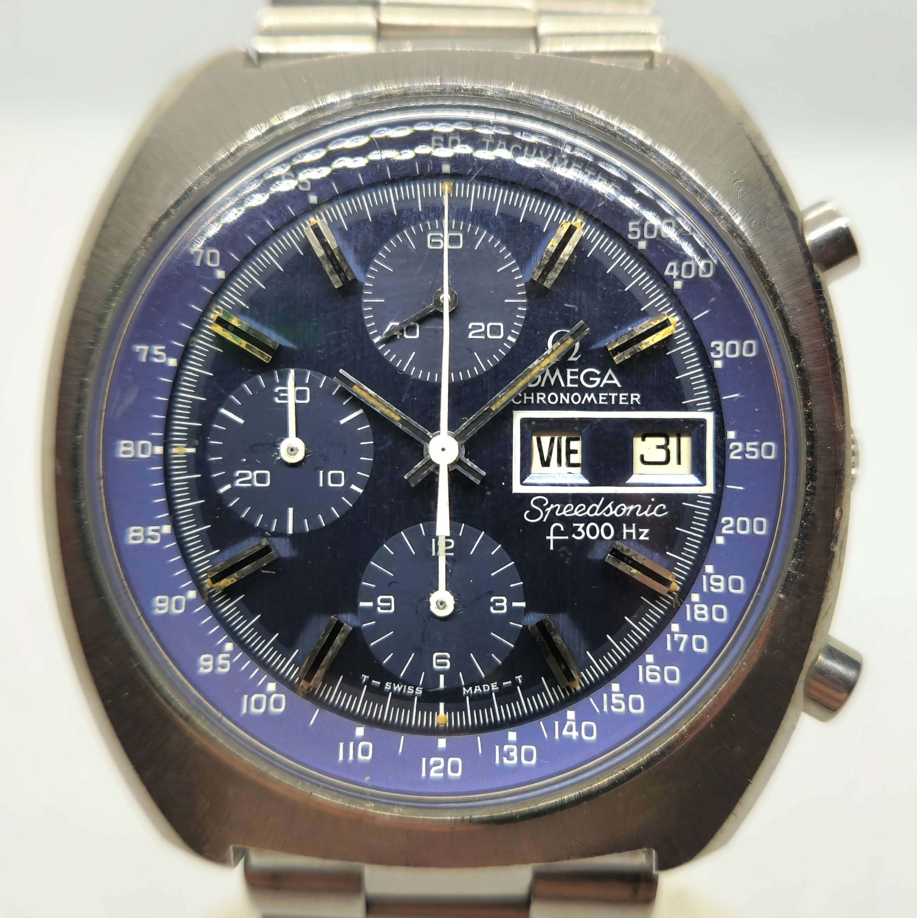 Reloj cronógrafo Omega Speedsonic en acero con esfera azul y taquímetro, en Joyería Recoleta.