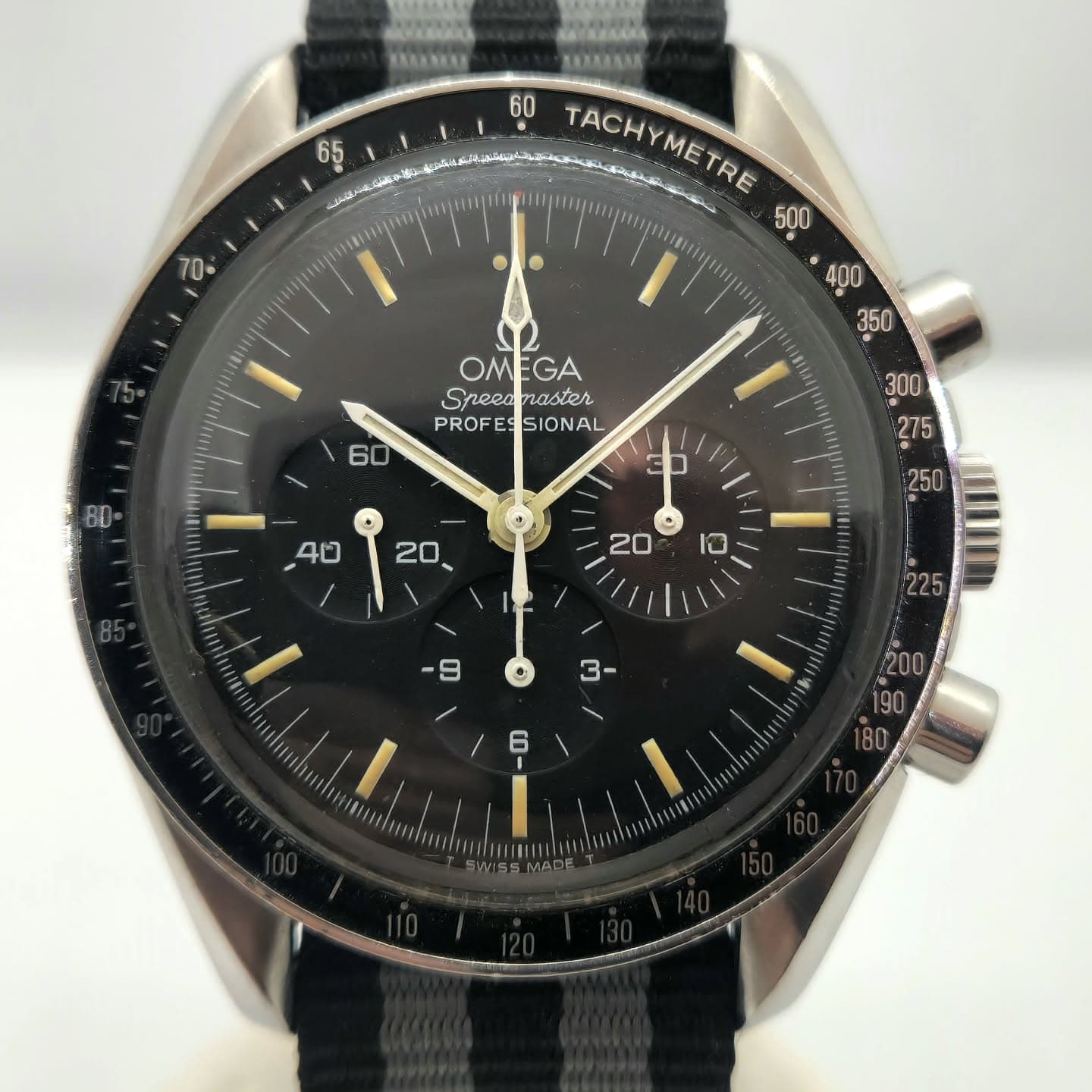 Reloj cronógrafo Omega Speedmaster Professional acero con bisel taquímetro y correa NATO en Joyería Recoleta