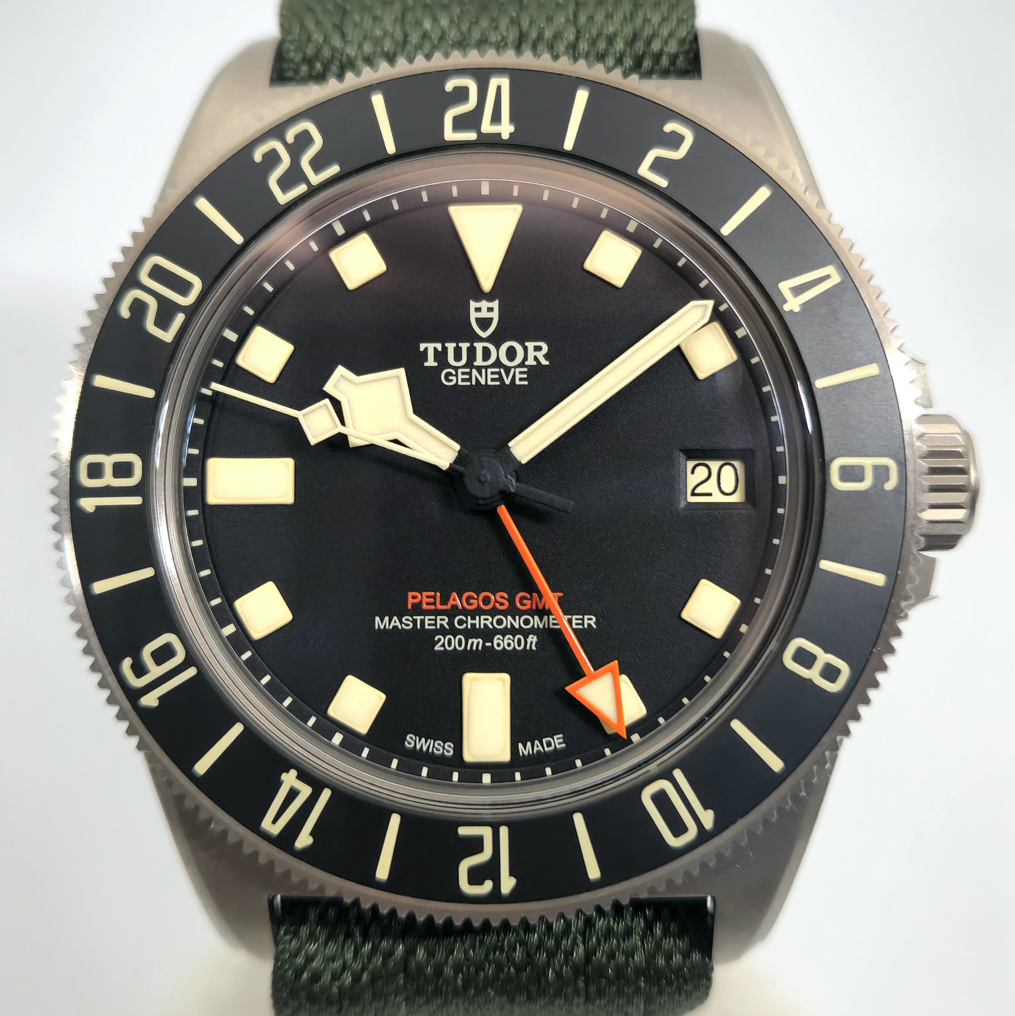 Reloj Tudor Pelagos FXD GMT acero titanio bisel negro 24h correa militar verde en Joyería Recoleta