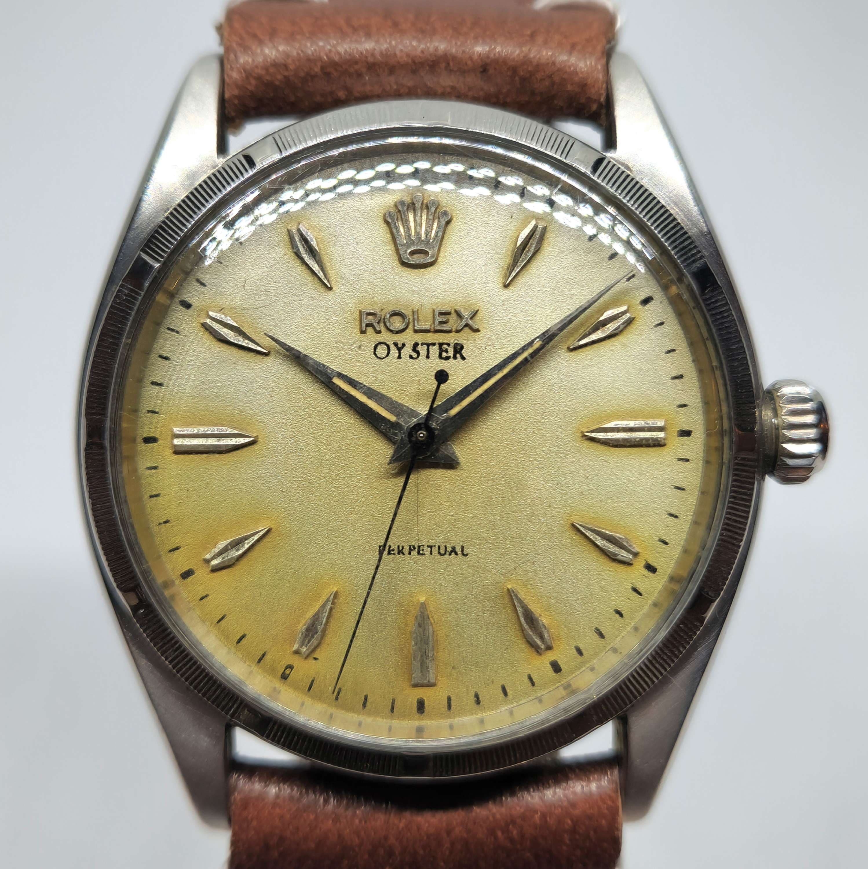 Reloj vintage Rolex Oyster Perpetual acero esfera dorada envejecida correa cuero marrón en Joyería Recoleta