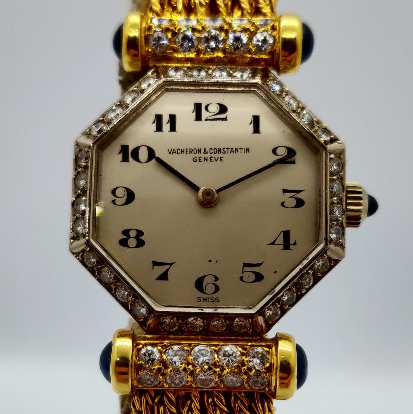 Reloj dama Vacheron Constantin Art Decó en oro amarillo con bisel de diamantes y zafiros en Joyería Recoleta