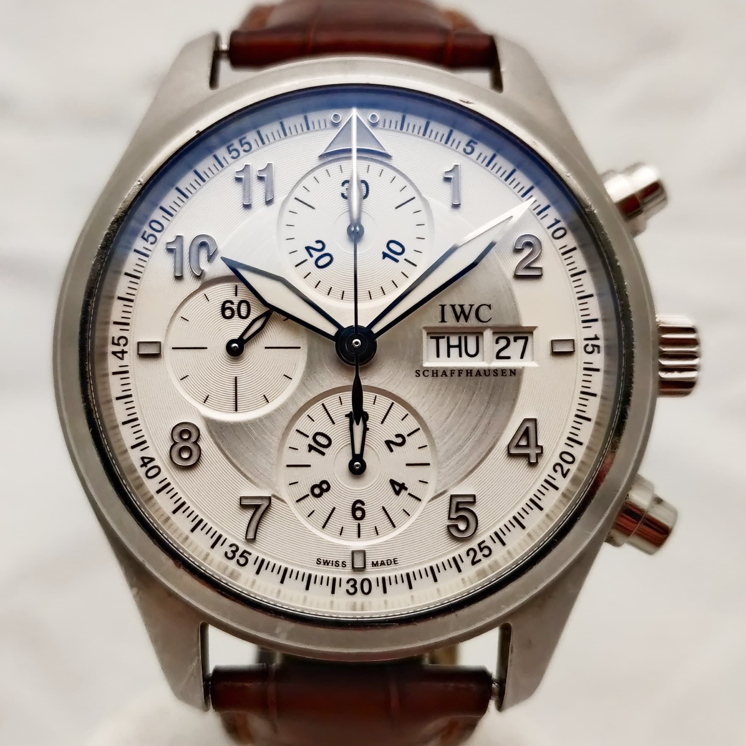 Reloj IWC Pilot Cronógrafo 42mm acero plateado con correa marrón y esfera plateada en Joyería Recoleta