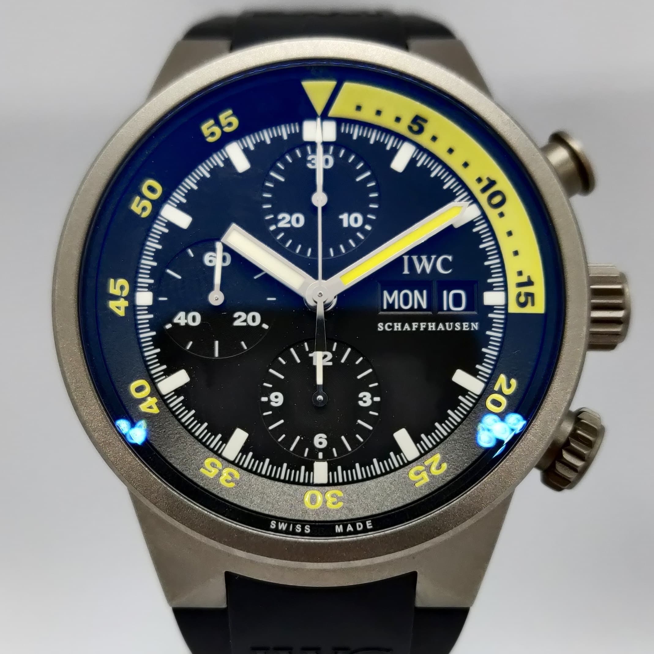 Reloj IWC Aquatimer cronógrafo en titanio con esfera azul y bisel amarillo en Joyería Recoleta.