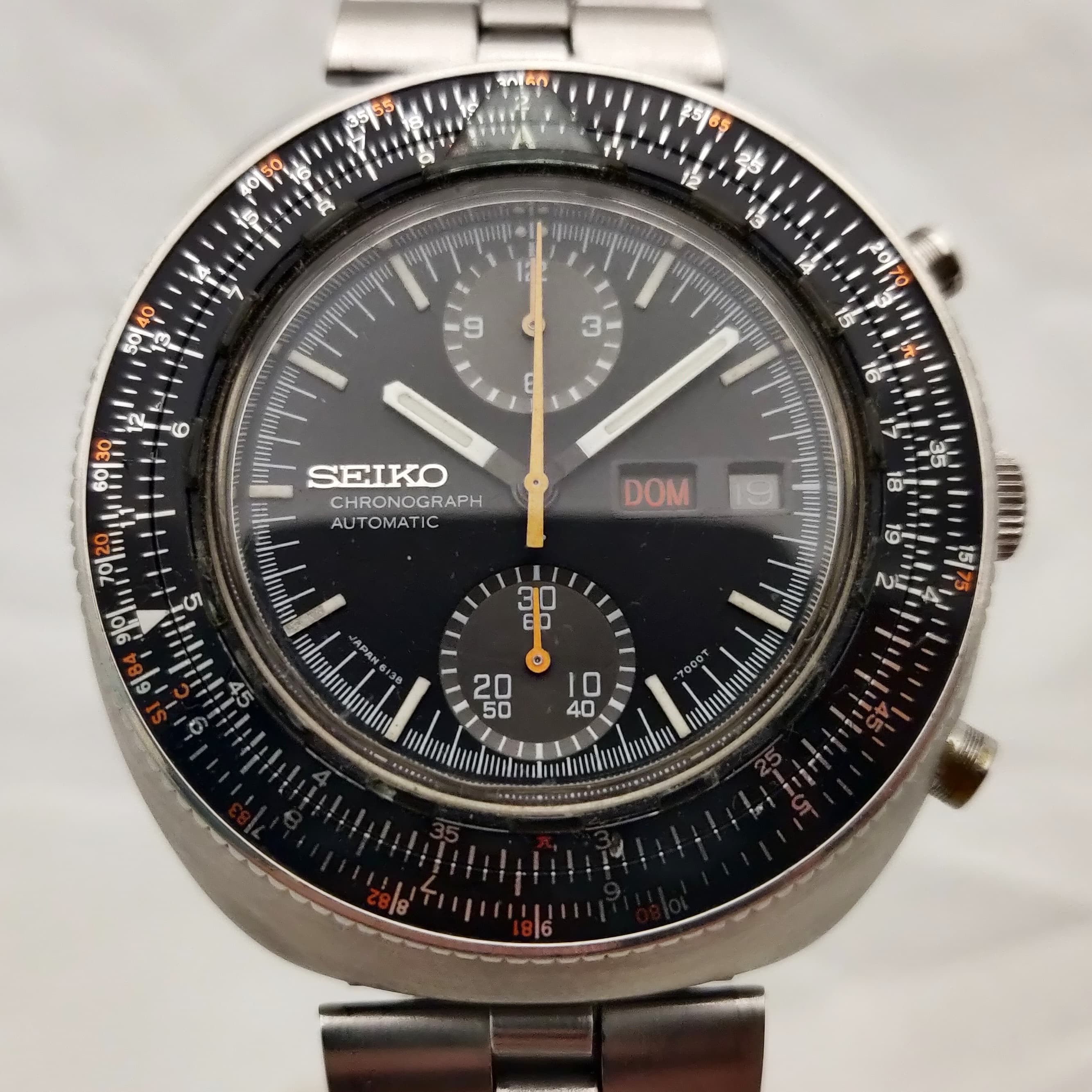 Reloj cronógrafo automático Seiko 6138 en acero con bisel regla de cálculo y esfera negra en Joyería Recoleta.