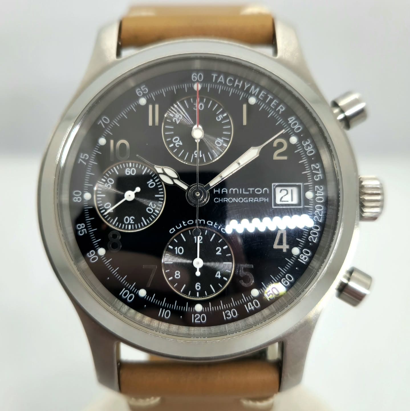 Reloj cronógrafo automático Hamilton Khaki Field acero con esfera negra y correa cuero camel en Joyería Recoleta