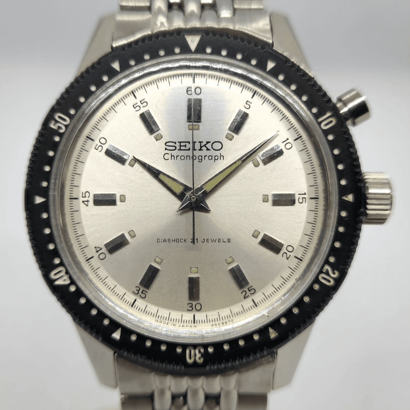 Reloj Seiko Chronograph 5719-8990 acero plateado con bisel negro 21 jewels en Joyería Recoleta
