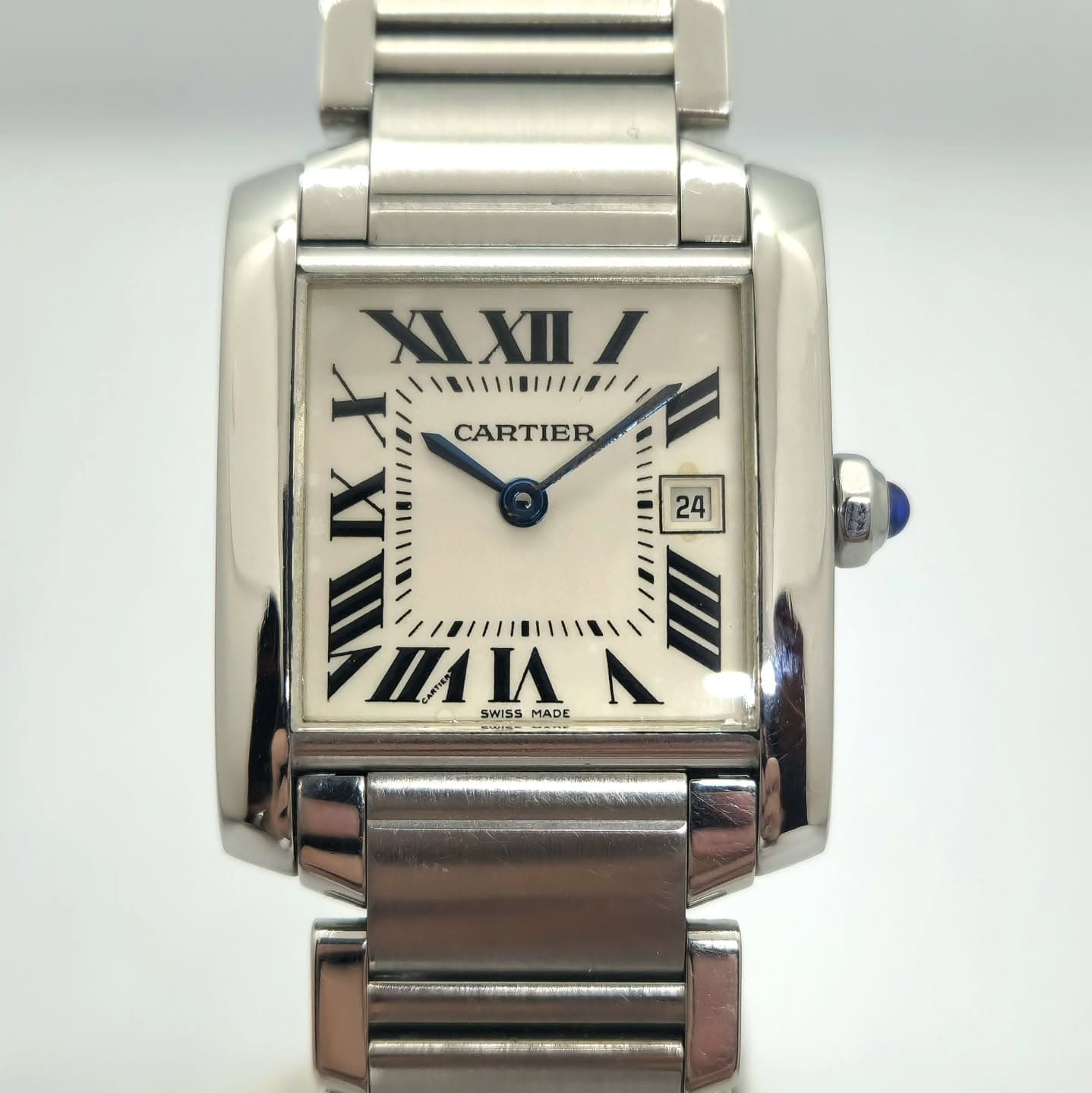 Reloj Cartier Tank Francés Mediano en acero inoxidable con esfera blanca y números romanos en Joyería Recoleta