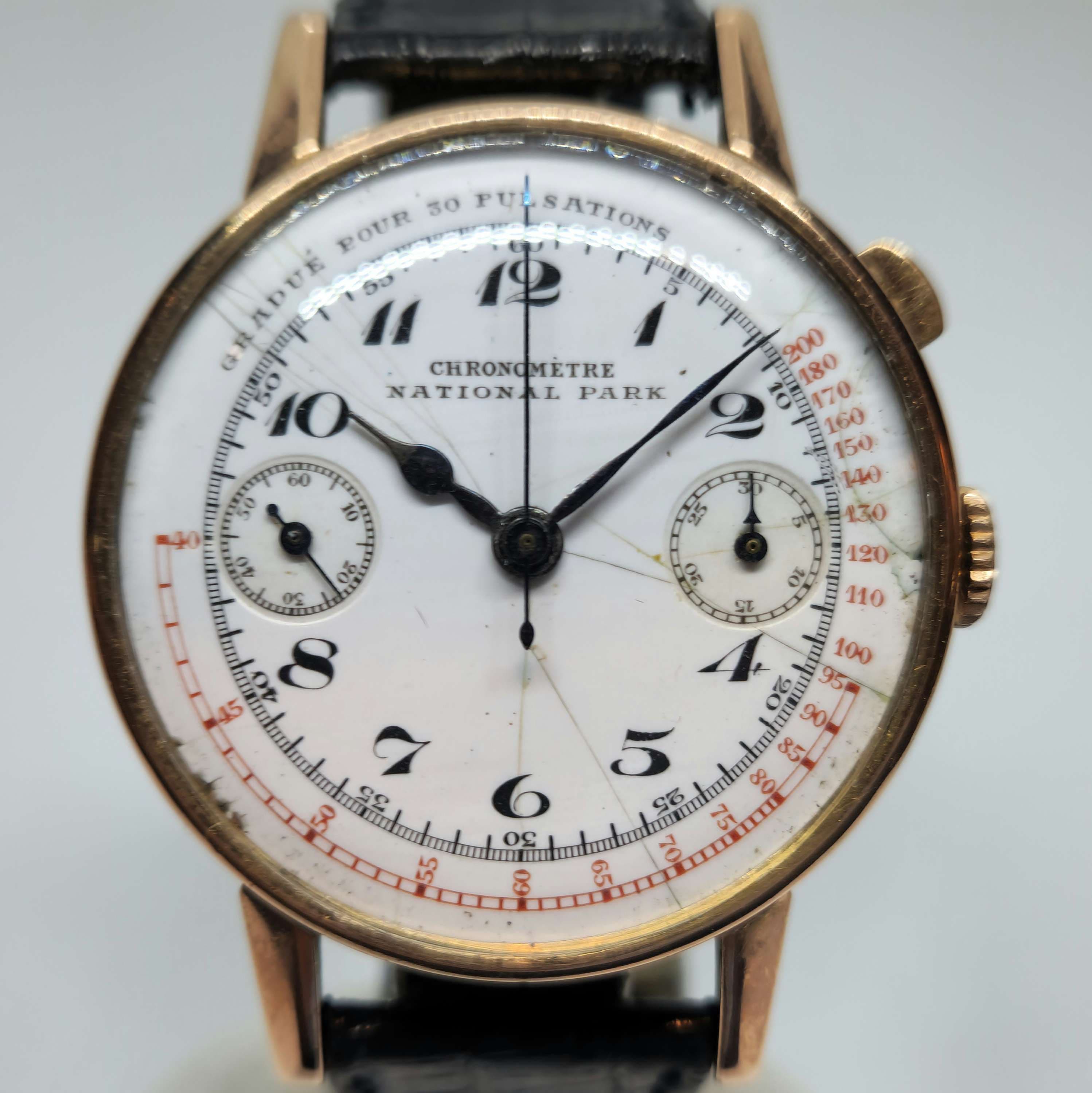 Reloj cronógrafo National Park con esfera de porcelana blanca, caja en oro rosa y escala pulsométrica, en Joyería Recoleta.