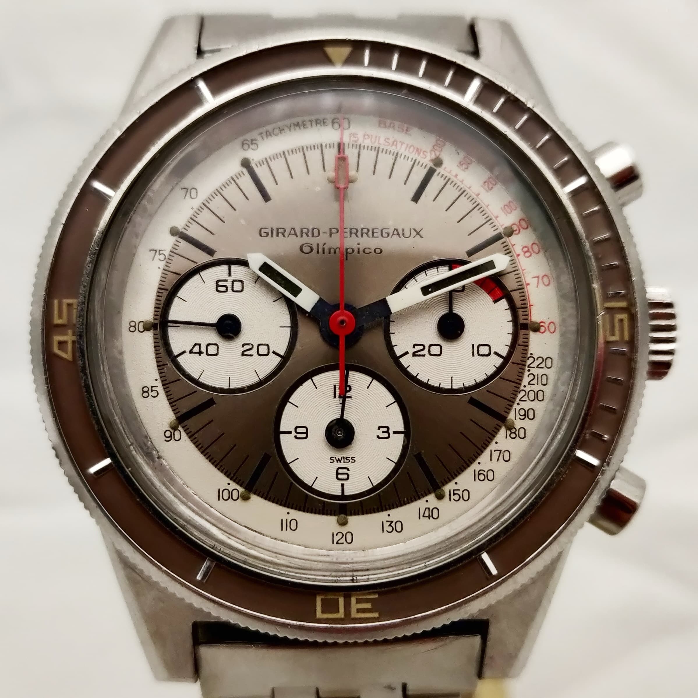 Reloj cronógrafo Girard-Perregaux Olimpico acero inoxidable con esfera bicolor y bisel marrón en Joyería Recoleta