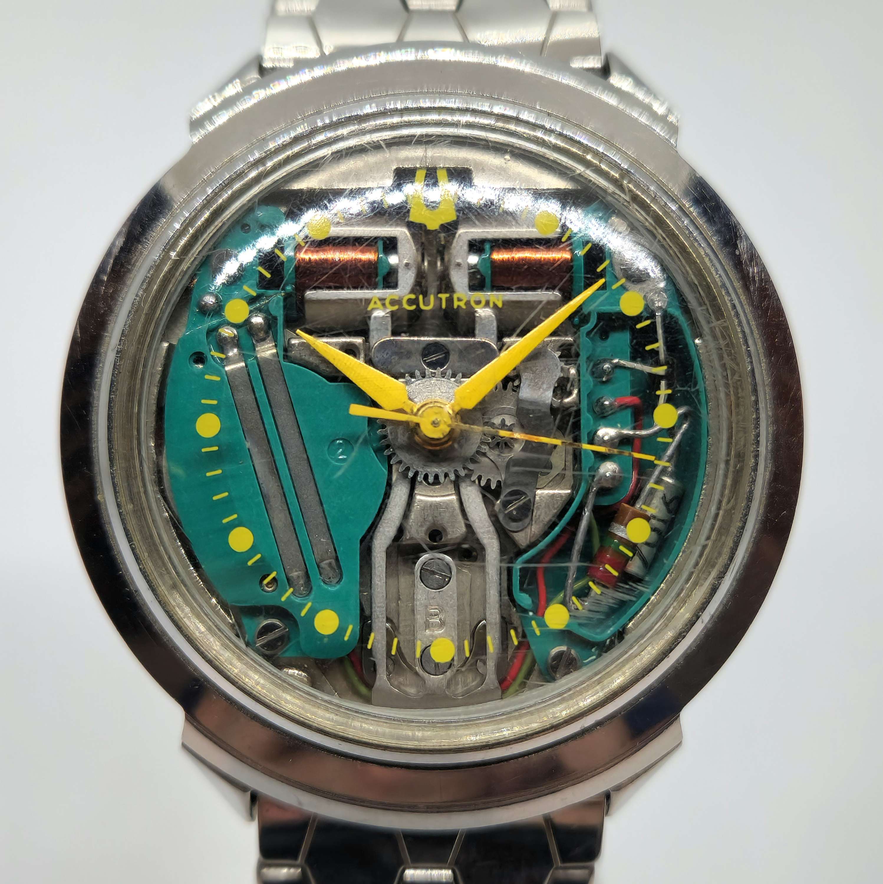 Reloj Bulova Accutron SpaceView acero con movimiento de diapasón visible y agujas amarillas en Joyería Recoleta.