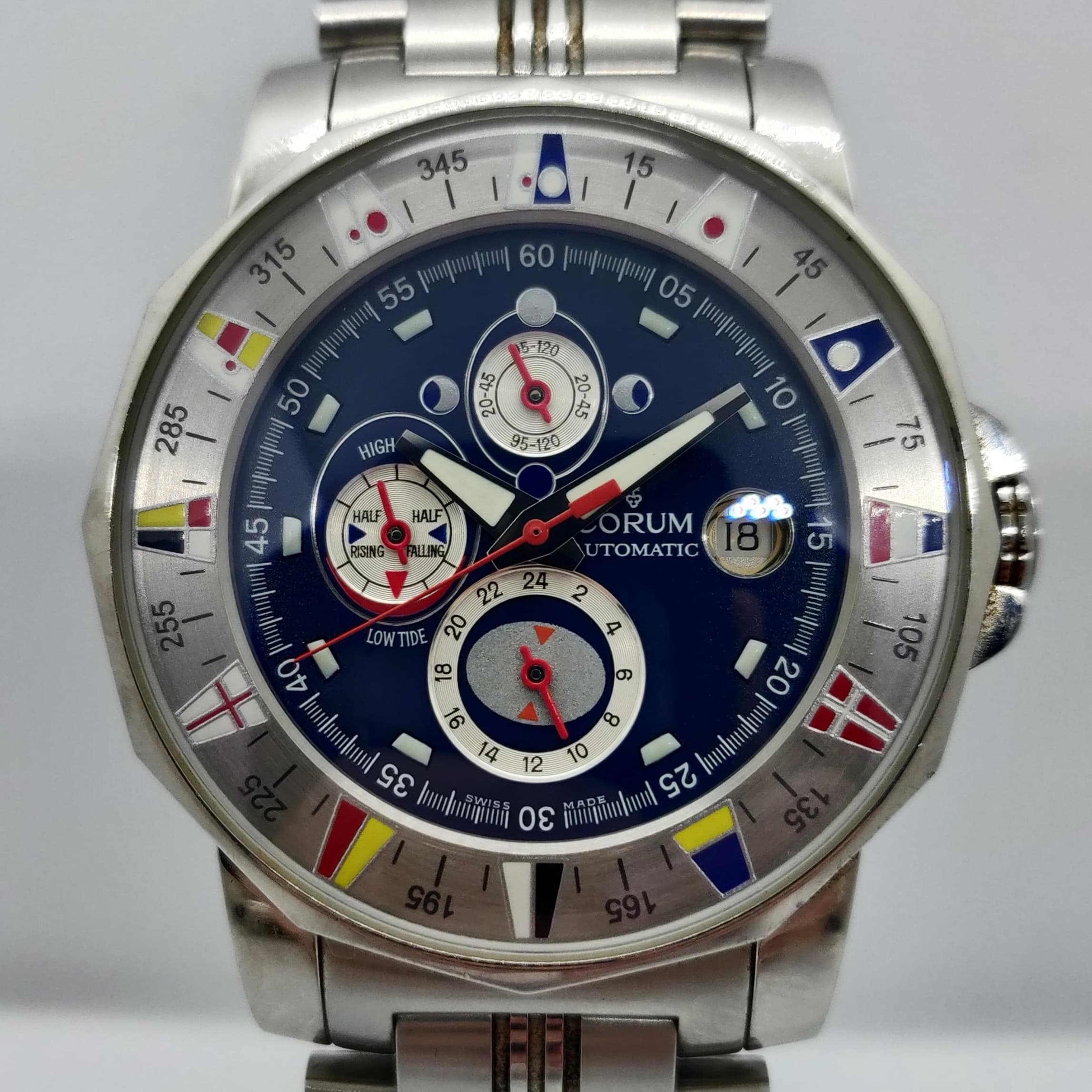 Reloj Corum Admiral Cup automático en acero con esfera azul y banderas náuticas en Joyería Recoleta
