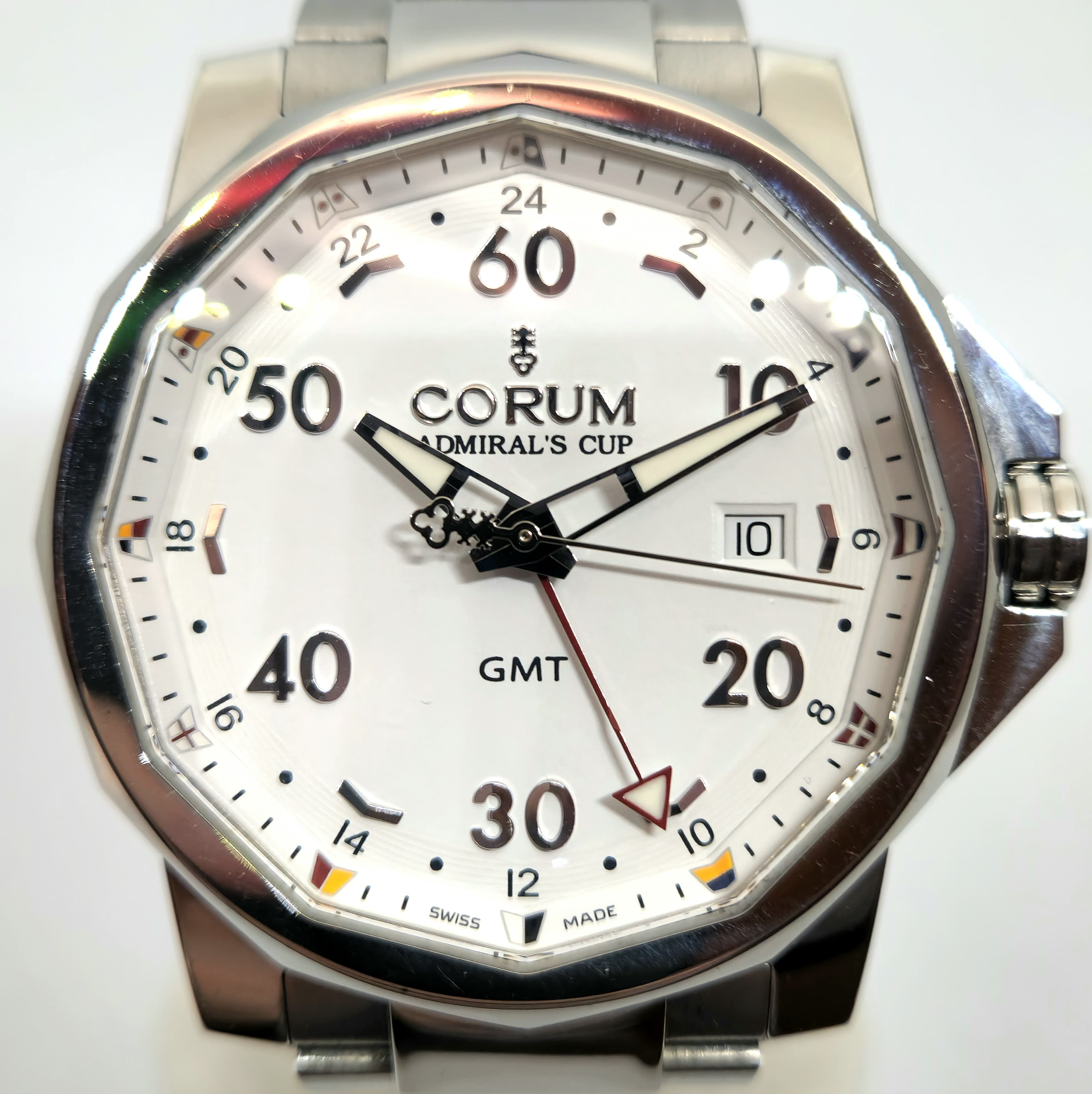 Reloj Corum Admiral's Cup GMT acero blanco con bezel náutico y función GMT en Joyería Recoleta