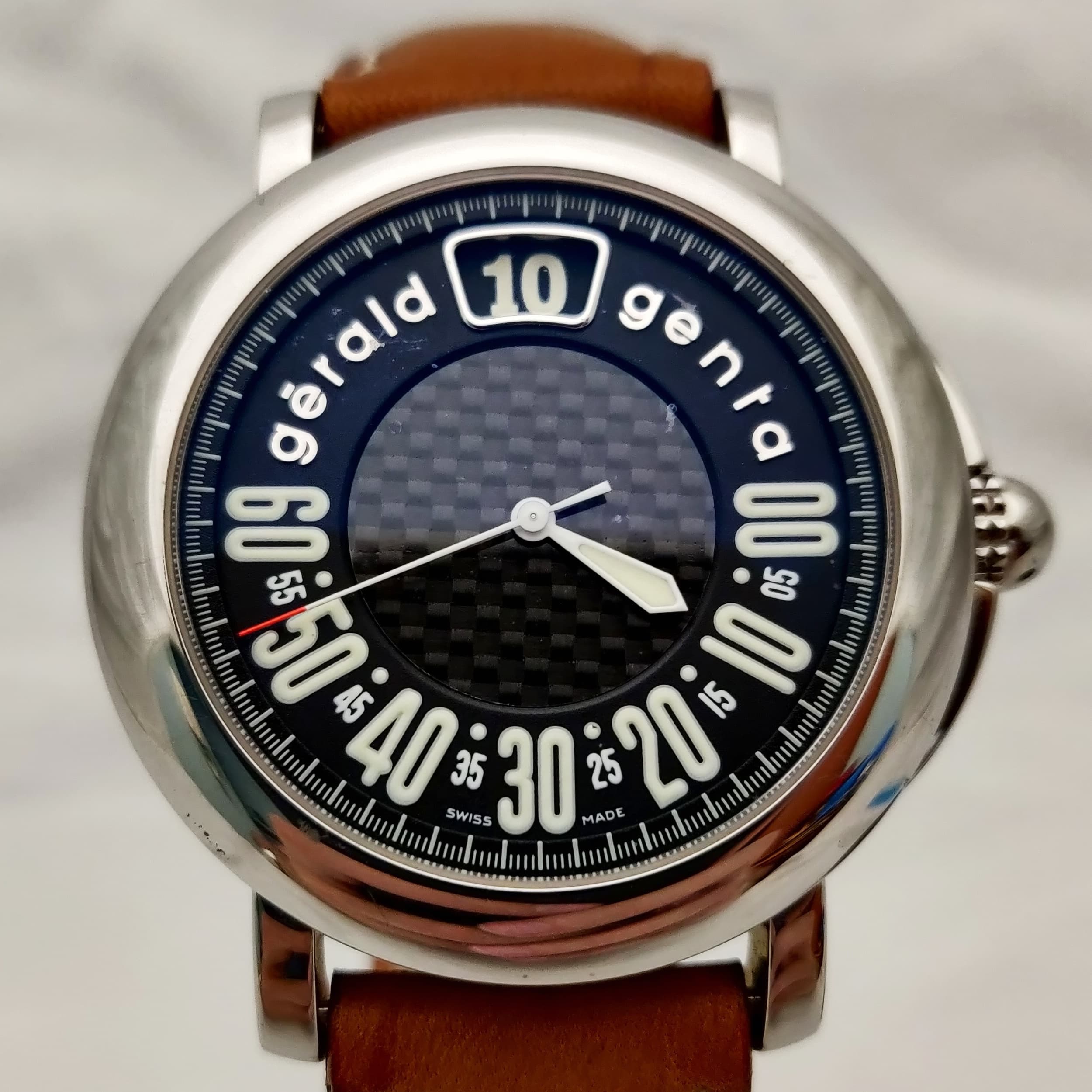 Reloj Gerald Genta Retro Sport en acero con esfera negra carbono y correa marrón en Joyería Recoleta.