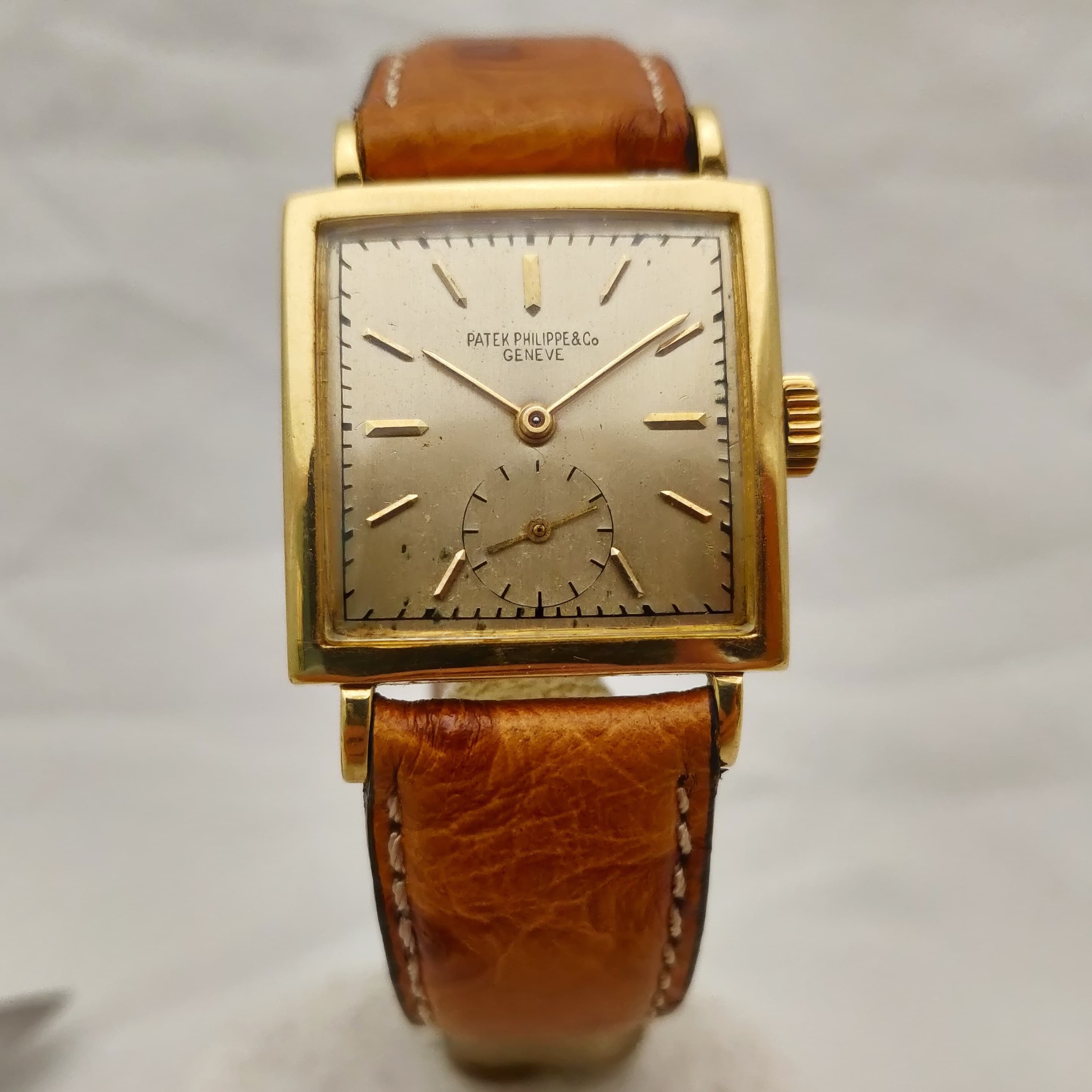 Reloj vintage Patek Philippe & Co cuadrado en oro amarillo con correa cuero marrón, circa 1930, en Joyería Recoleta.