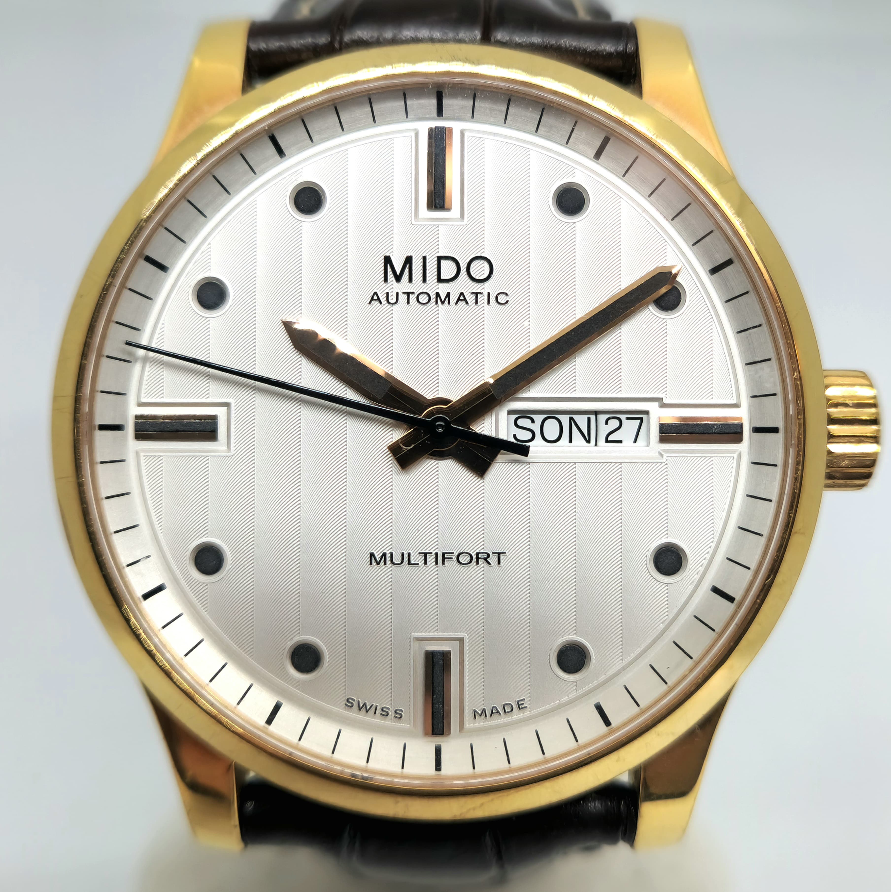 Reloj Mido Multifort automático dorado con esfera plateada y correa marrón en Joyería Recoleta