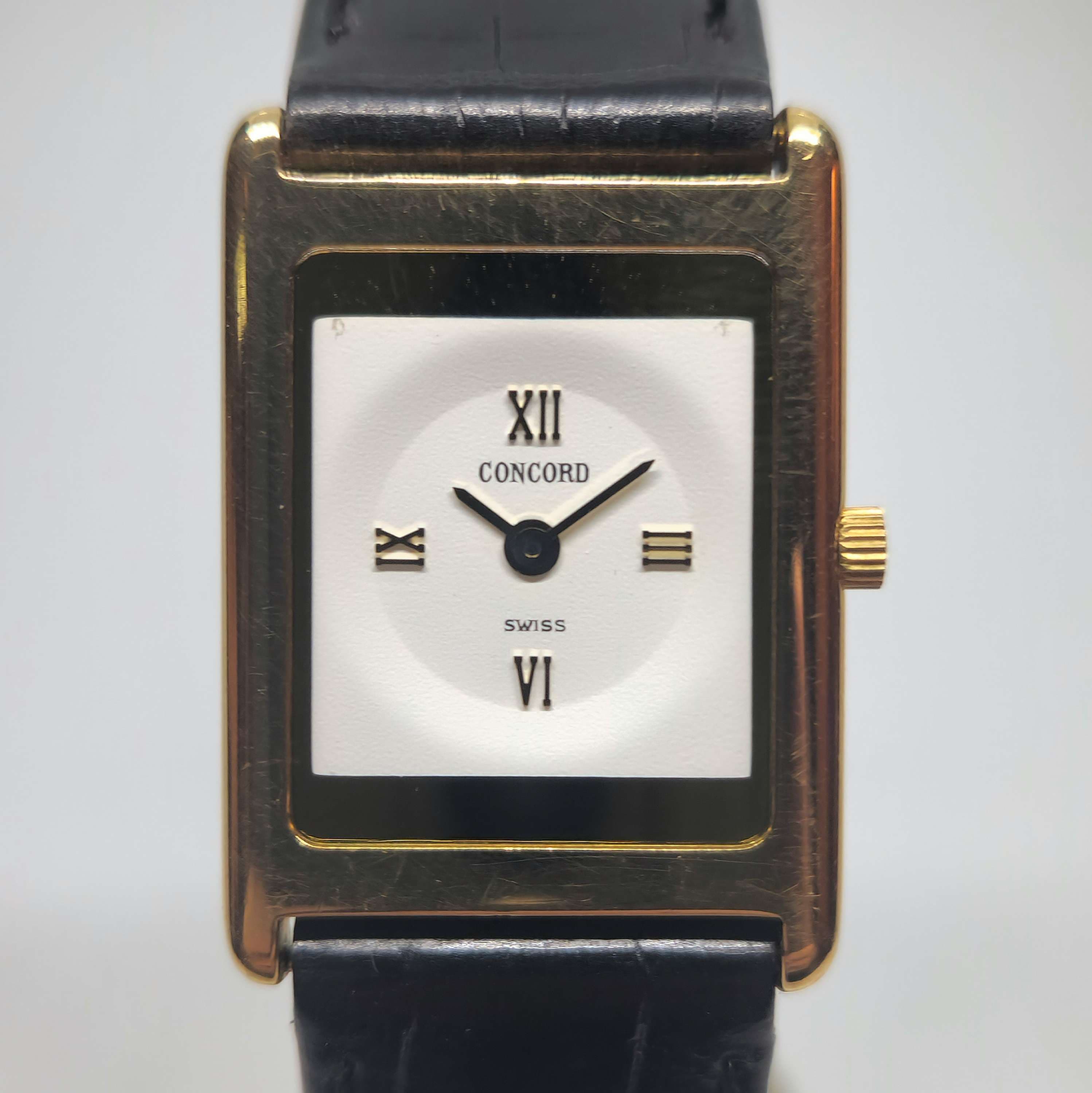 Reloj Concord Tank de dama en oro amarillo con dial blanco y correa negra en Joyería Recoleta