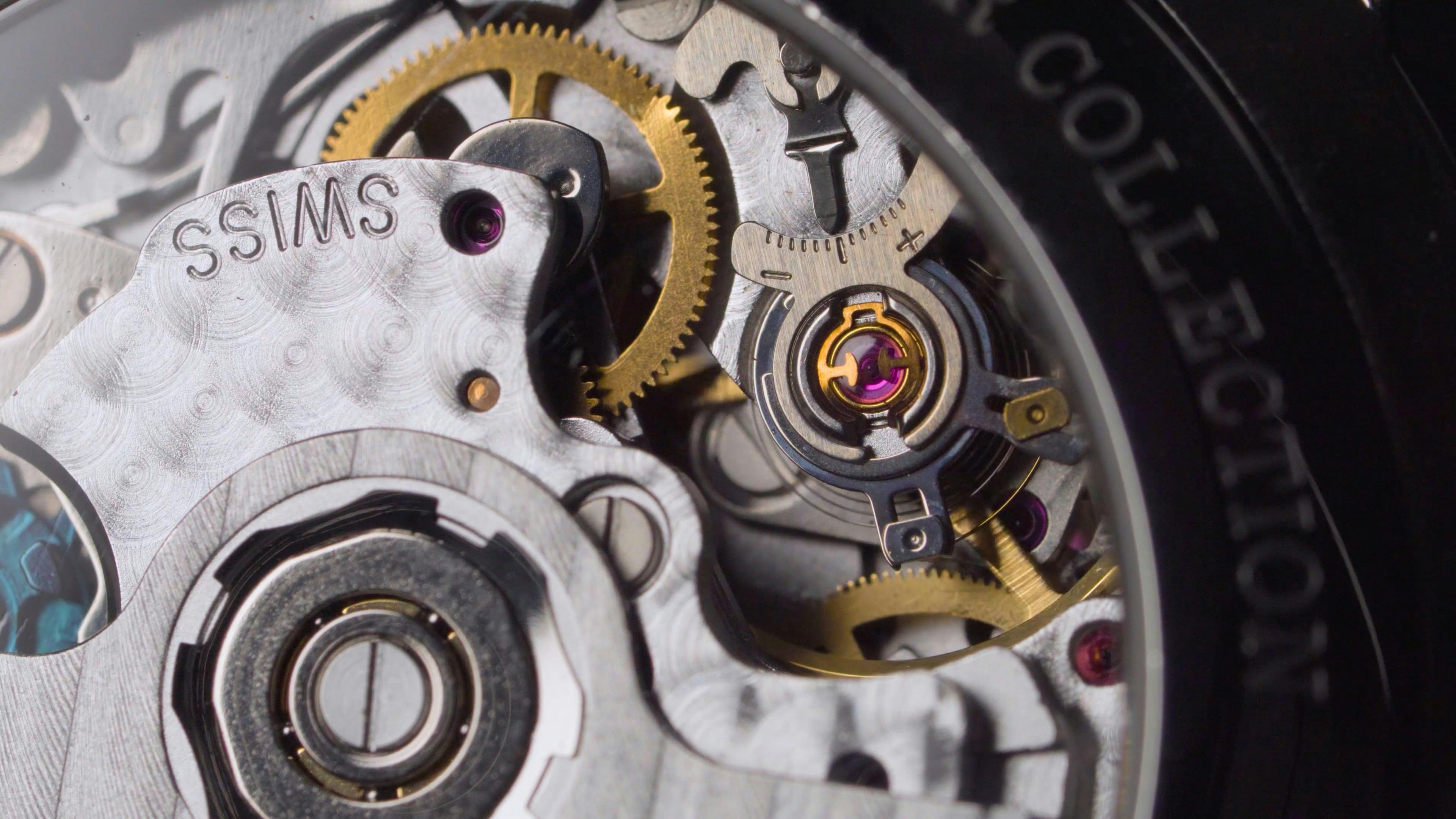 Movimiento mecánico de un reloj suizo con rotores y engranajes visibles